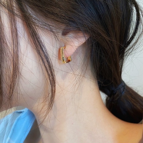 Dainty 18k Gold Filled Square Hoop Earrings - Picture 3 of 6